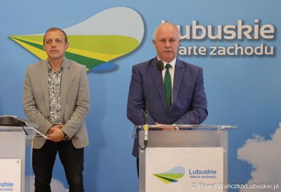Wicemarszałek Województwa Lubuskiego Zbigniew Kołodziej przemawia podczas konferencji prasowej w urzędzie marszałkowskim w Zielonej Górze. Z tyłu Wójt Gminy Dąbie Bogusław Zaraza.