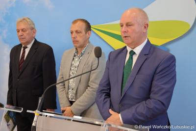 Wicemarszałek Województwa Lubuskiego Zbigniew Kołodziej przemawia podczas konferencji prasowej w urzędzie marszałkowskim w Zielonej Górze 