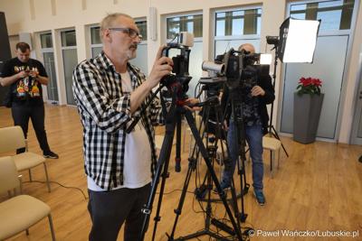 Uczestnicy konferencji prasowej dotyczącej Dożynek Wojewódzkich 2024 r. oraz planu podziału środków budżetu Województwa Lubuskiego związanych z wyłączaniem gruntów rolnych z produkcji rolniczej na 2024 rok