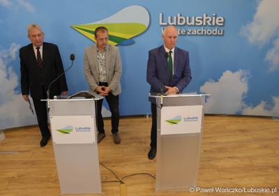Uczestnicy konferencji prasowej dotyczącej Dożynek Wojewódzkich 2024 r. oraz planu podziału środków budżetu Województwa Lubuskiego związanych z wyłączaniem gruntów rolnych z produkcji rolniczej na 2024 rok. Od lewej: Dyrektor Departamentu Rolnictwa, Zasobów Naturalnych, Rybactwa i Rozwoju Wsi Wojciech Kozieja, Wójt Gminy Dąbie Bogusław Zaraza oraz Wicemarszałek Województwa Lubuskiego Zbigniew Kołodziej.