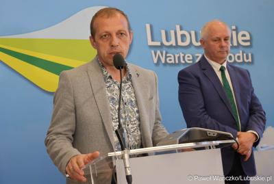 Wójt Gminy Dąbie Bogusław Zaraza przemawia podczas konferencji prasowej dotyczącej Dożynek Wojewódzkich 2024 r. Z tyłu Wicemarszałek Województwa Lubuskiego Zbigniew Kołodziej.
