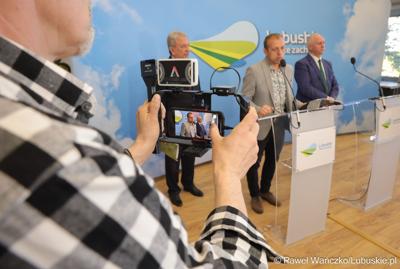 Uczestnicy konferencji prasowej dotyczącej Dożynek Wojewódzkich 2024 r. oraz planu podziału środków budżetu Województwa Lubuskiego związanych z wyłączaniem gruntów rolnych z produkcji rolniczej na 2024 rok