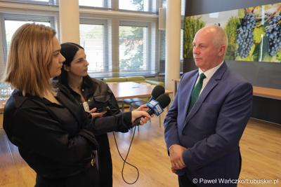 Wicemarszałek Województwa Lubuskiego Zbigniew Kołodziej udziela wywiadu lubuski mediom 