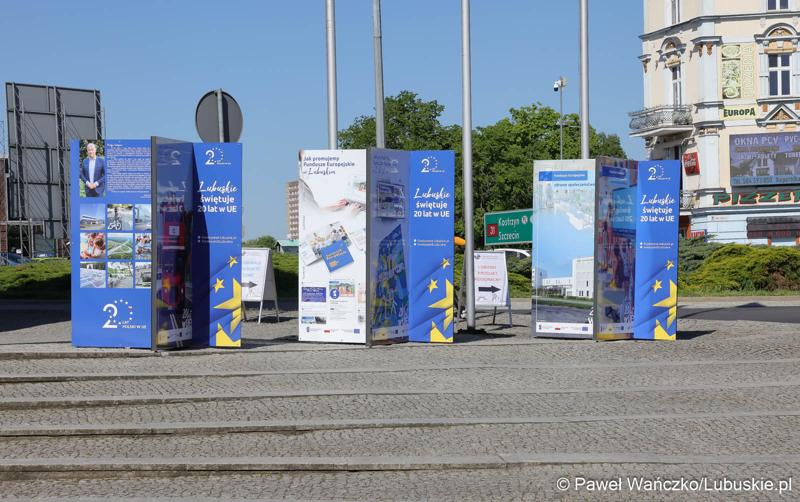 Uczestnicy obchodów 20. rocznicy wstąpienia Polski do Unii Europejskiej w Słubicach