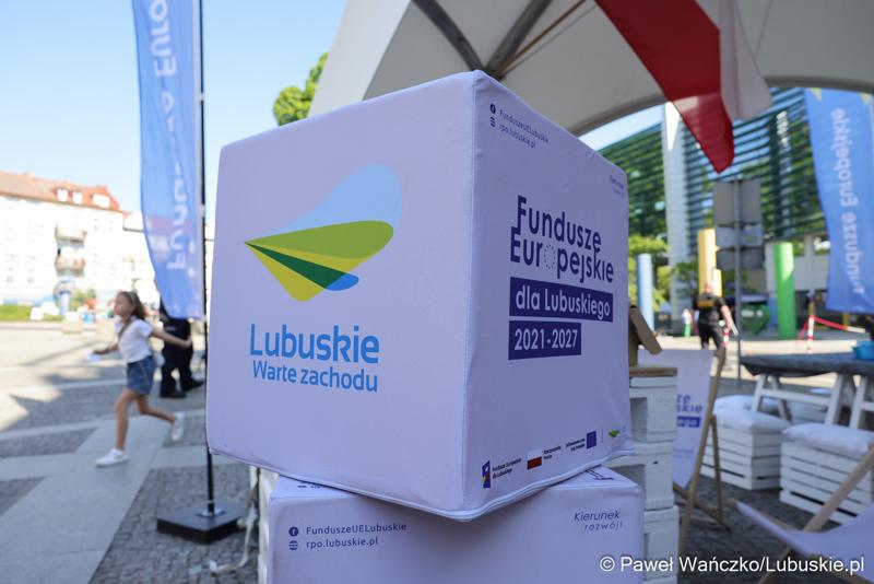Uczestnicy obchodów 20. rocznicy wstąpienia Polski do Unii Europejskiej w Słubicach