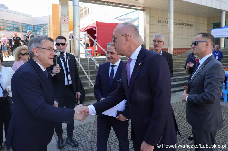 Uczestnicy obchodów 20. rocznicy wstąpienia Polski do Unii Europejskiej w Słubicach
