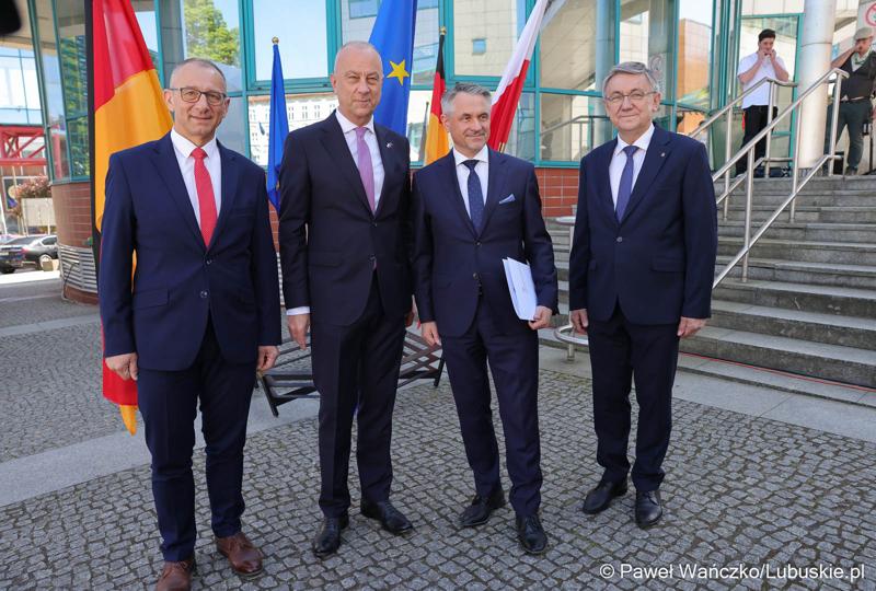 Uczestnicy obchodów 20. rocznicy wstąpienia Polski do Unii Europejskiej w Słubicach