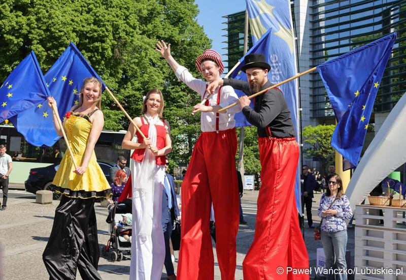 Uczestnicy obchodów 20. rocznicy wstąpienia Polski do Unii Europejskiej w Słubicach