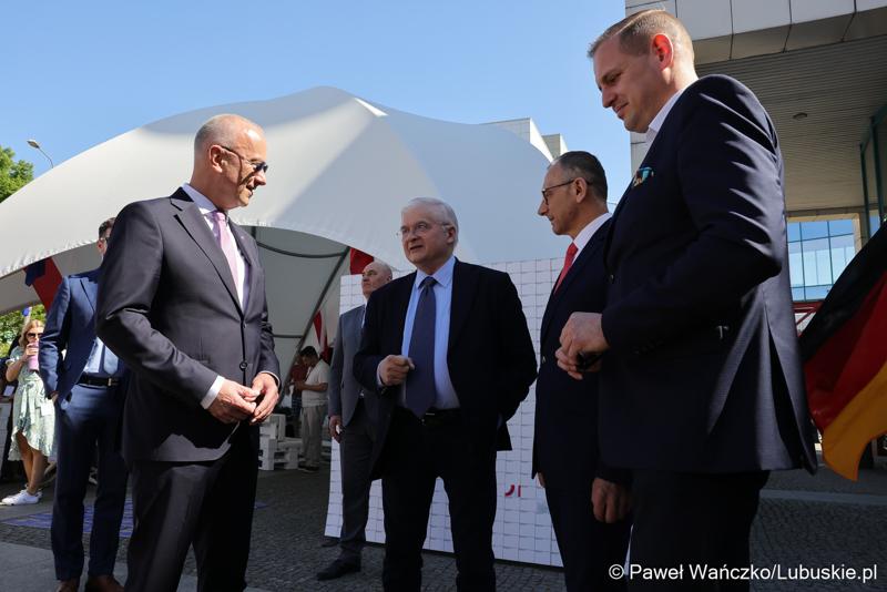 Uczestnicy obchodów 20. rocznicy wstąpienia Polski do Unii Europejskiej w Słubicach