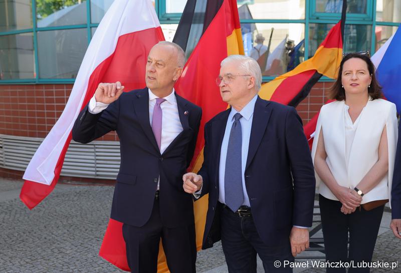 Marszałek Województwa Lubuskiego Marcin Jabłoński oraz były minister spraw zagranicznych Polski Włodzimierz Cimoszewicz