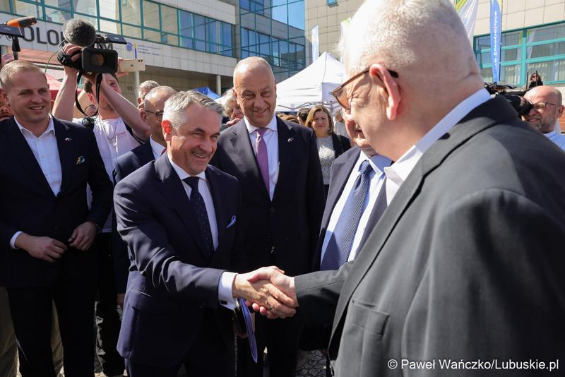 Uczestnicy obchodów 20. rocznicy wstąpienia Polski do Unii Europejskiej w Słubicach