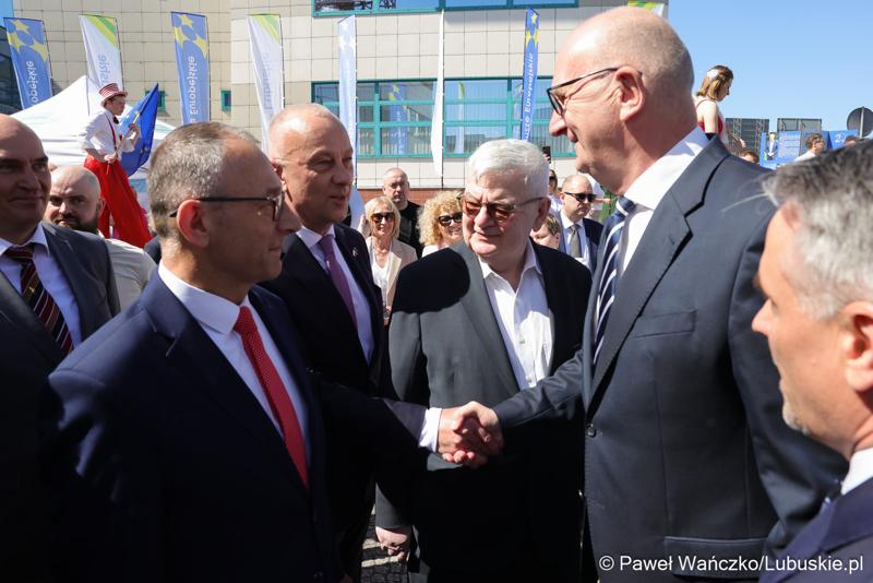 Uczestnicy obchodów 20. rocznicy wstąpienia Polski do Unii Europejskiej w Słubicach