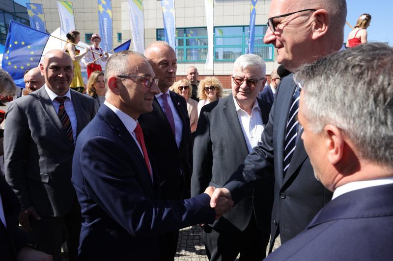 Uczestnicy obchodów 20. rocznicy wstąpienia Polski do Unii Europejskiej w Słubicach