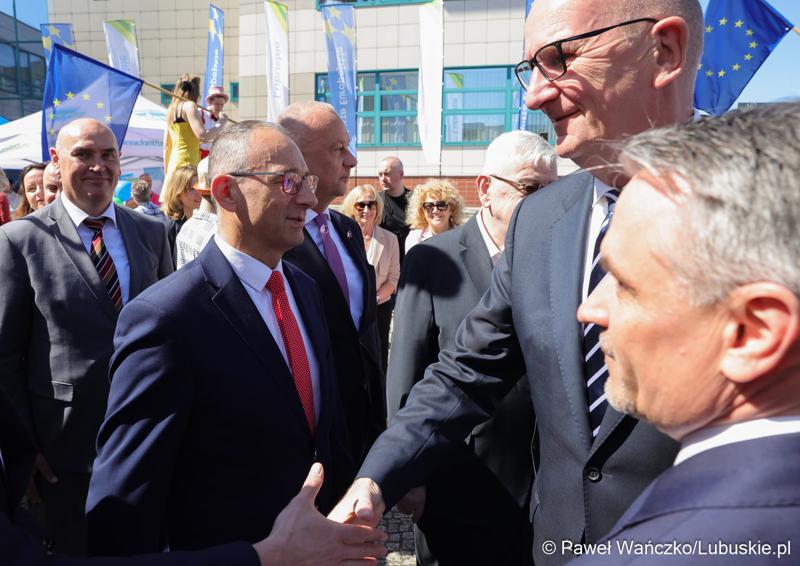 Uczestnicy obchodów 20. rocznicy wstąpienia Polski do Unii Europejskiej w Słubicach