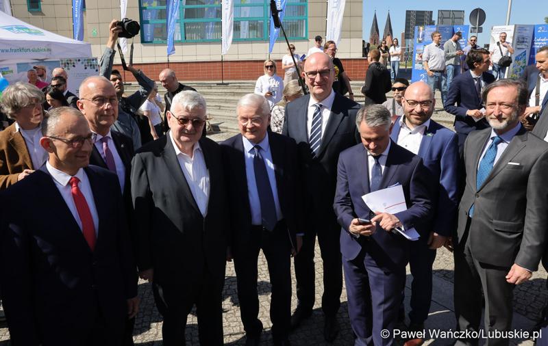 Uczestnicy obchodów 20. rocznicy wstąpienia Polski do Unii Europejskiej w Słubicach