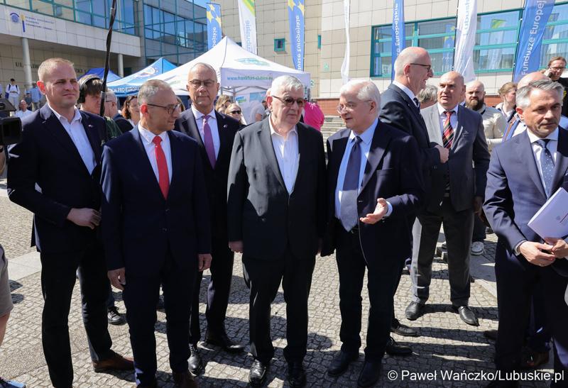 Uczestnicy obchodów 20. rocznicy wstąpienia Polski do Unii Europejskiej w Słubicach