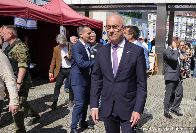 Uczestnicy obchodów 20. rocznicy wstąpienia Polski do Unii Europejskiej w Słubicach