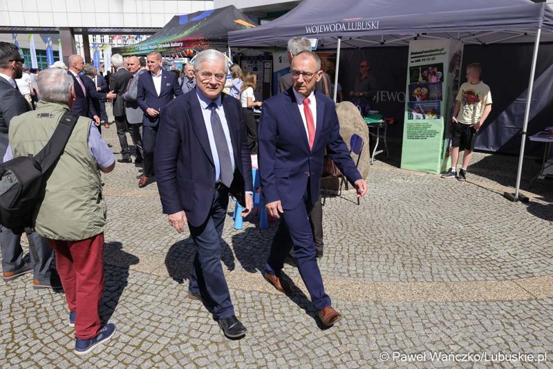Uczestnicy obchodów 20. rocznicy wstąpienia Polski do Unii Europejskiej w Słubicach
