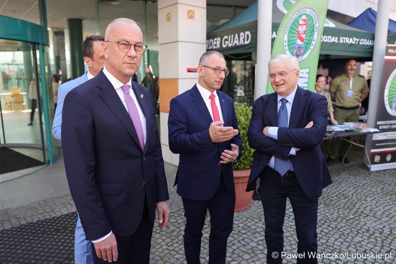 Uczestnicy obchodów 20. rocznicy wstąpienia Polski do Unii Europejskiej w Słubicach
