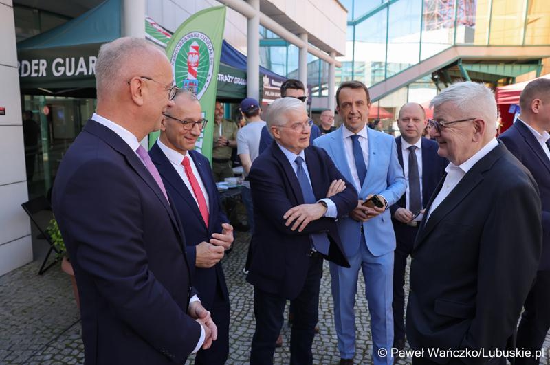 Uczestnicy obchodów 20. rocznicy wstąpienia Polski do Unii Europejskiej w Słubicach