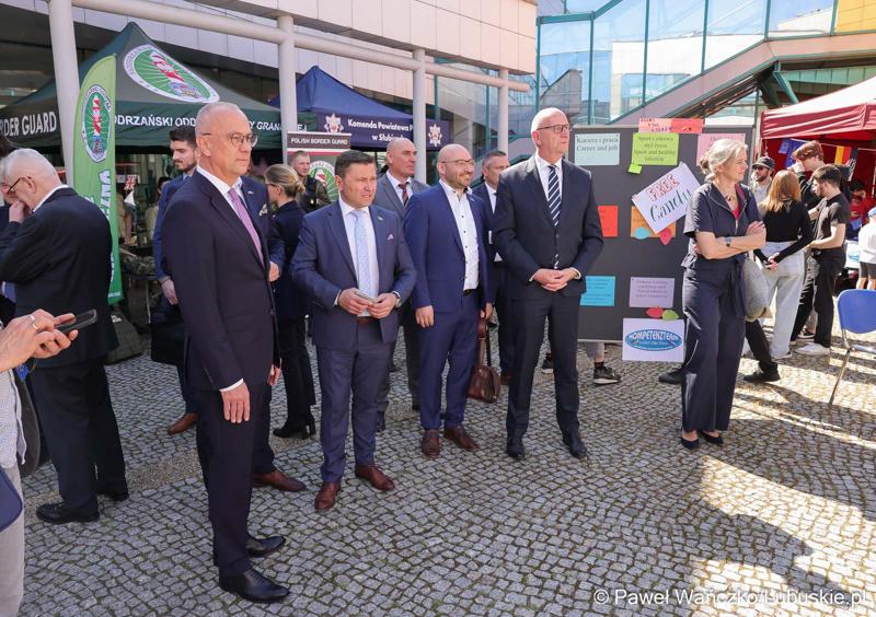 Uczestnicy obchodów 20. rocznicy wstąpienia Polski do Unii Europejskiej w Słubicach