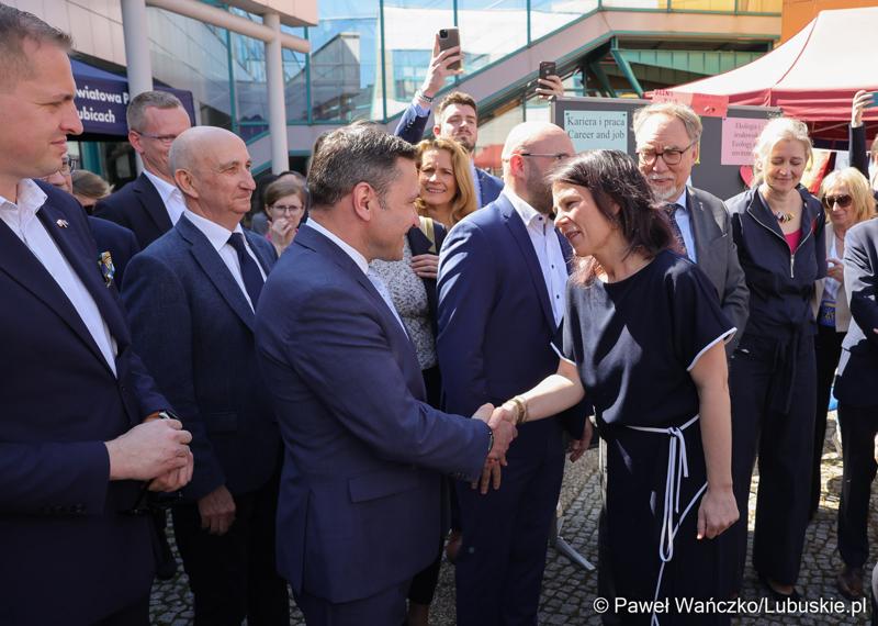 Uczestnicy obchodów 20. rocznicy wstąpienia Polski do Unii Europejskiej w Słubicach