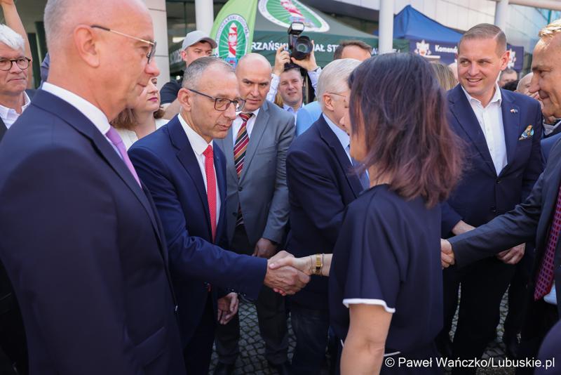 Uczestnicy obchodów 20. rocznicy wstąpienia Polski do Unii Europejskiej w Słubicach