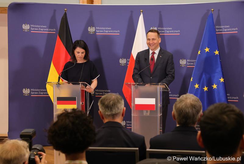 Ministrowie spraw zagranicznych Polski i Niemiec: Radosław Sikorski oraz Annalena Baerbock podczas konferencji prasowej