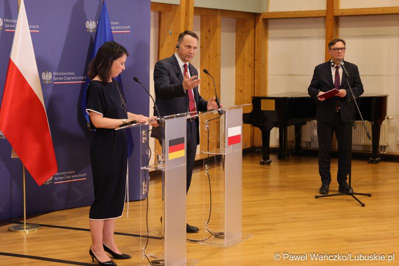 Ministrowie spraw zagranicznych Polski i Niemiec: Radosław Sikorski oraz Annalena Baerbock podczas konferencji prasowej