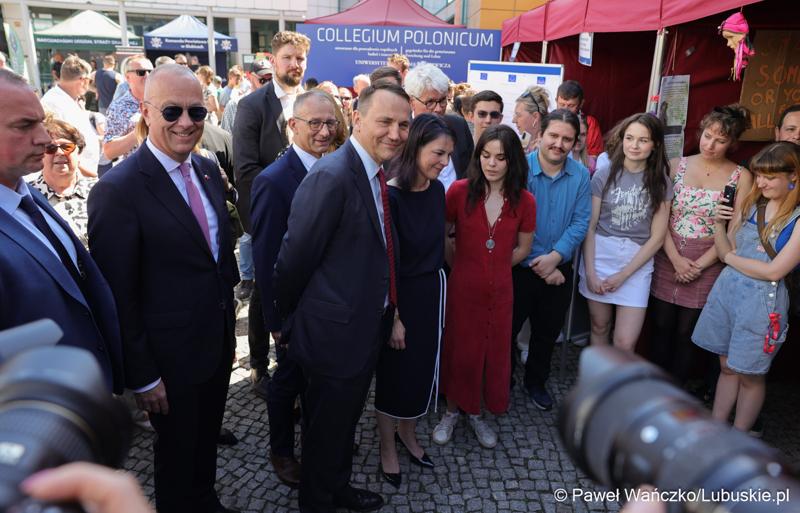 Uczestnicy obchodów 20. rocznicy wstąpienia Polski do Unii Europejskiej w Słubicach