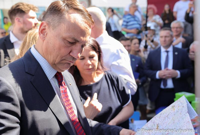 Uczestnicy obchodów 20. rocznicy wstąpienia Polski do Unii Europejskiej w Słubicach