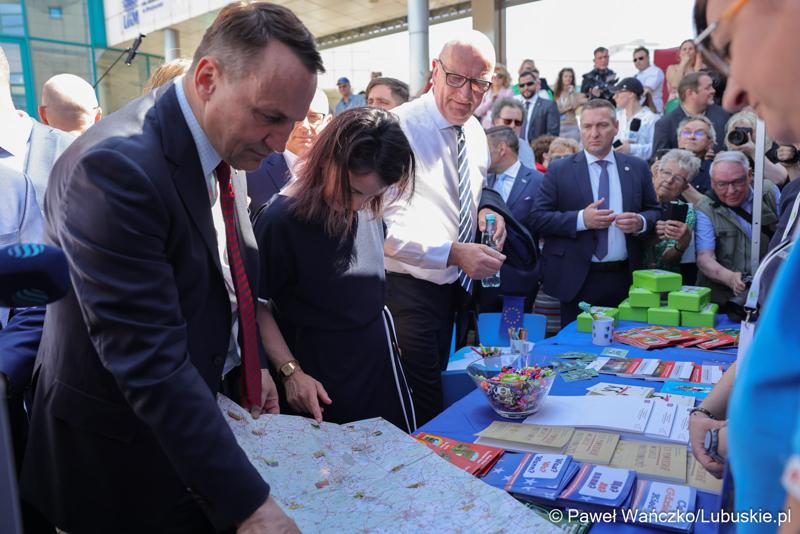 Uczestnicy obchodów 20. rocznicy wstąpienia Polski do Unii Europejskiej w Słubicach