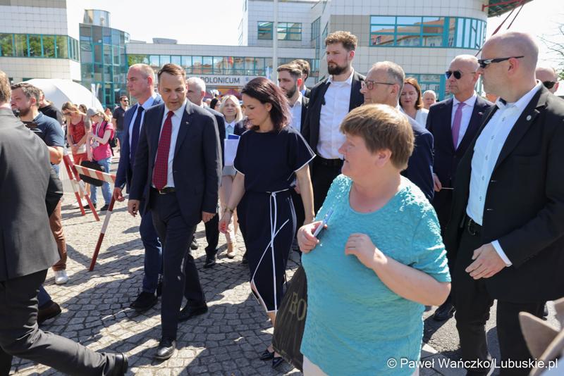 Uczestnicy obchodów 20. rocznicy wstąpienia Polski do Unii Europejskiej w Słubicach