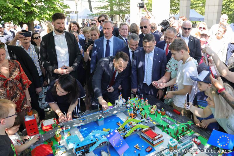 Uczestnicy obchodów 20. rocznicy wstąpienia Polski do Unii Europejskiej w Słubicach