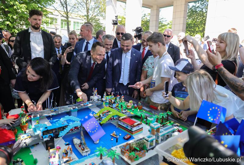 Uczestnicy obchodów 20. rocznicy wstąpienia Polski do Unii Europejskiej w Słubicach
