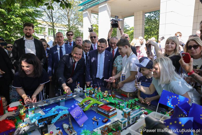 Uczestnicy obchodów 20. rocznicy wstąpienia Polski do Unii Europejskiej w Słubicach