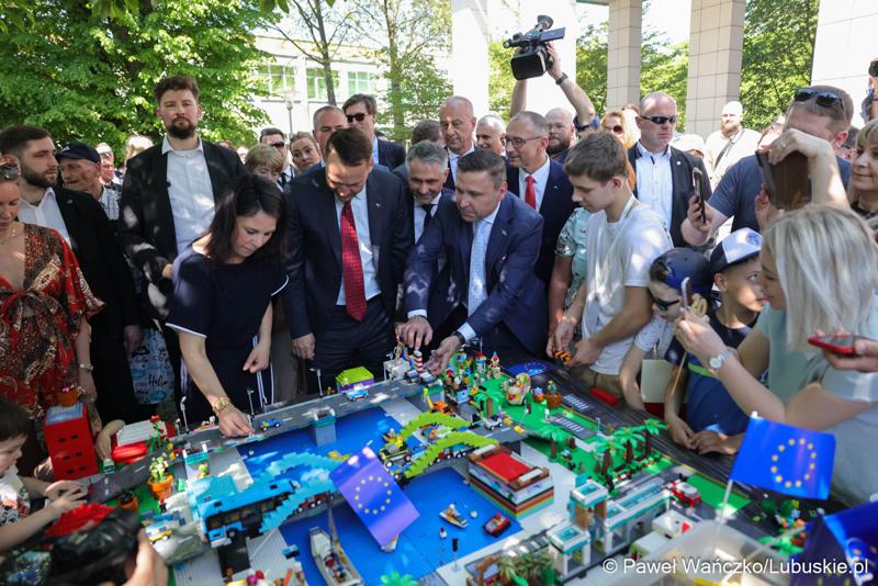 Uczestnicy obchodów 20. rocznicy wstąpienia Polski do Unii Europejskiej w Słubicach