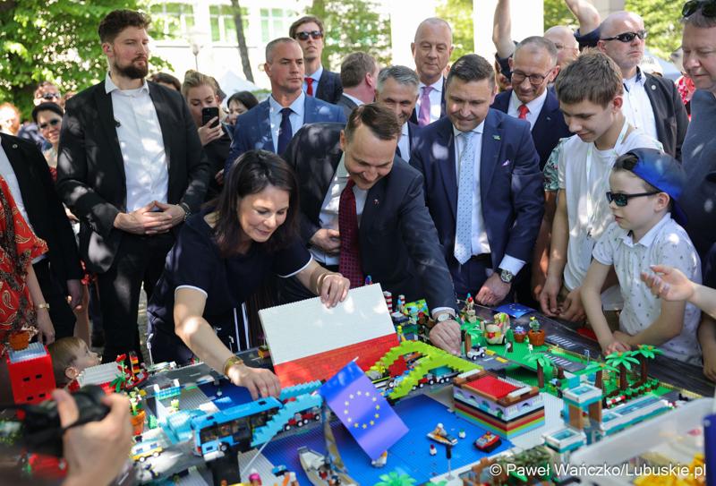 Uczestnicy obchodów 20. rocznicy wstąpienia Polski do Unii Europejskiej w Słubicach