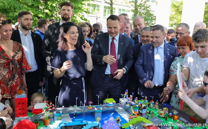 Uczestnicy obchodów 20. rocznicy wstąpienia Polski do Unii Europejskiej w Słubicach