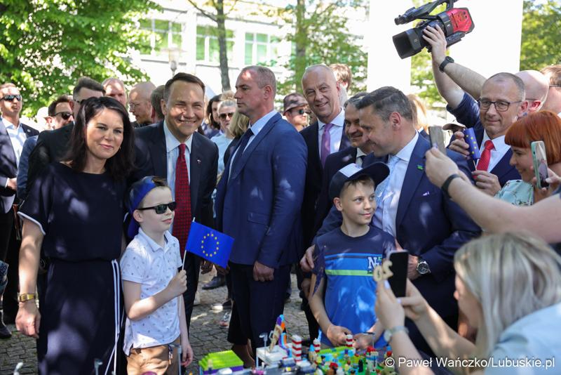Uczestnicy obchodów 20. rocznicy wstąpienia Polski do Unii Europejskiej w Słubicach