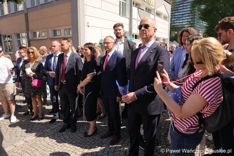 Uczestnicy obchodów 20. rocznicy wstąpienia Polski do Unii Europejskiej w Słubicach
