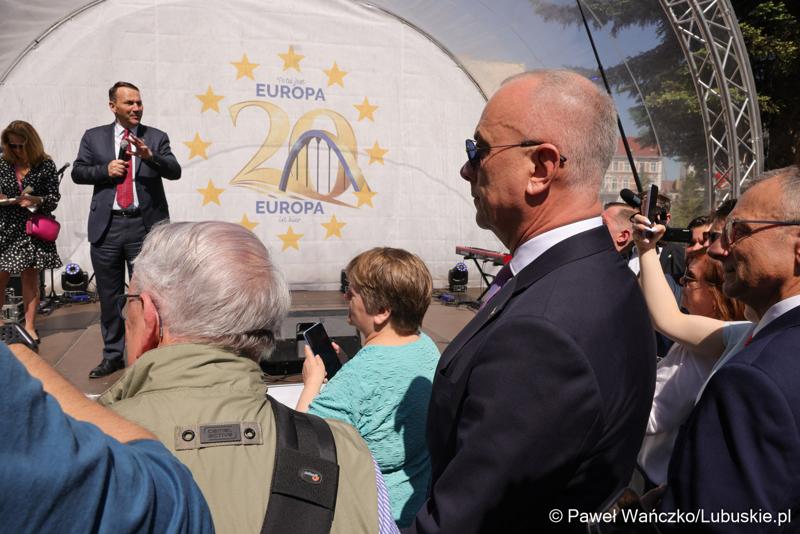 Uczestnicy obchodów 20. rocznicy wstąpienia Polski do Unii Europejskiej w Słubicach