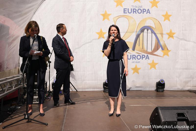 Uczestnicy obchodów 20. rocznicy wstąpienia Polski do Unii Europejskiej w Słubicach