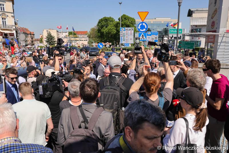 Uczestnicy obchodów 20. rocznicy wstąpienia Polski do Unii Europejskiej w Słubicach
