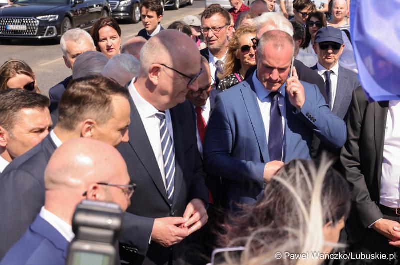 Uczestnicy obchodów 20. rocznicy wstąpienia Polski do Unii Europejskiej w Słubicach