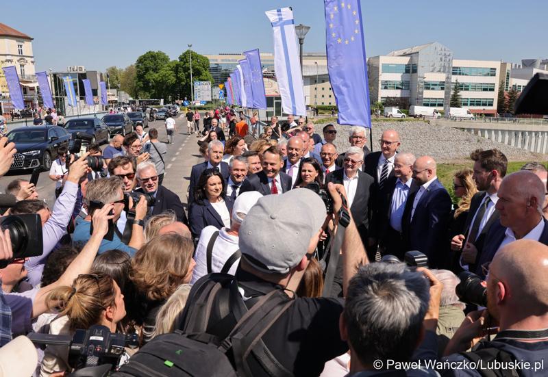 Uczestnicy obchodów 20. rocznicy wstąpienia Polski do Unii Europejskiej w Słubicach