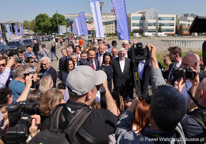 Uczestnicy obchodów 20. rocznicy wstąpienia Polski do Unii Europejskiej w Słubicach