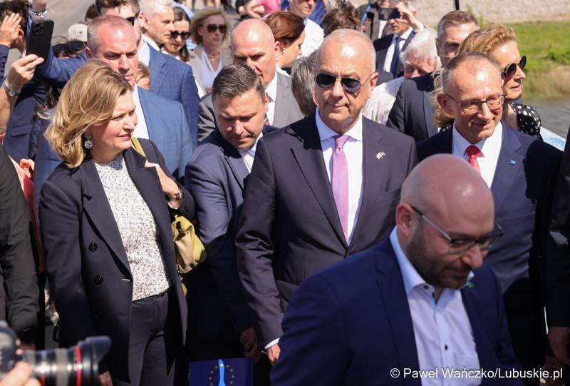 Uczestnicy obchodów 20. rocznicy wstąpienia Polski do Unii Europejskiej w Słubicach