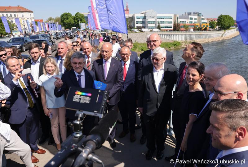 Uczestnicy obchodów 20. rocznicy wstąpienia Polski do Unii Europejskiej w Słubicach