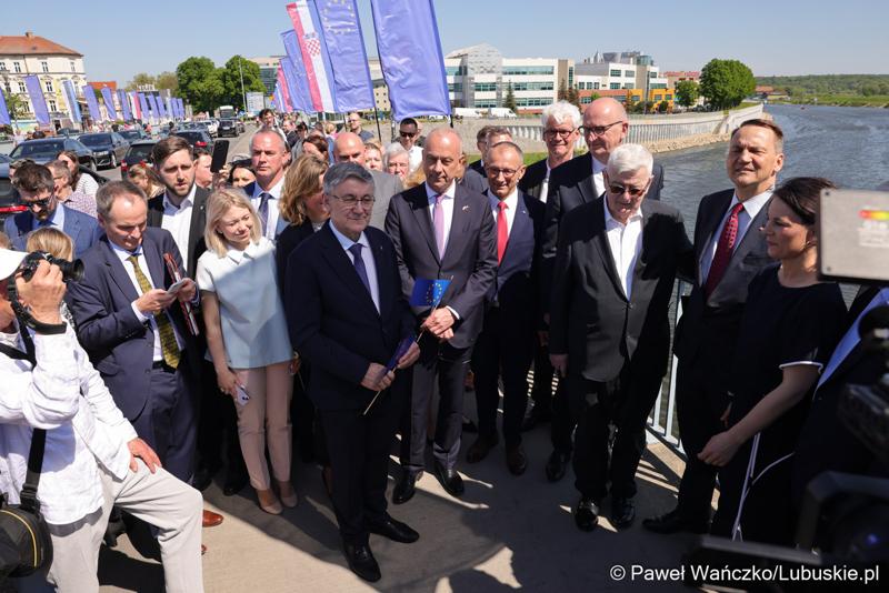 Uczestnicy obchodów 20. rocznicy wstąpienia Polski do Unii Europejskiej w Słubicach